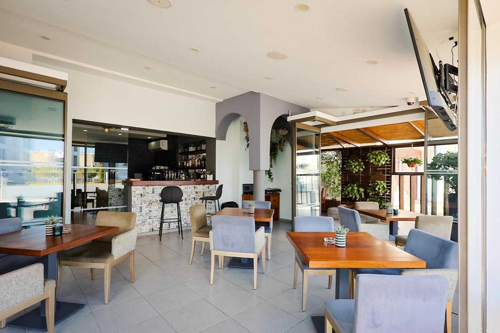 Mikes Kanarium City Hotel Larnaca Exterior photo